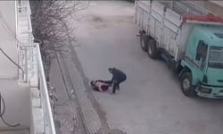 Sokak ortasında acımasız saldırı: Bebekli anneye saldırdı!