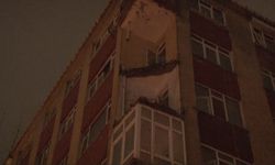 İstanbul'da yağmur yağdı da yağdı: Binanın balkonu çöktü!