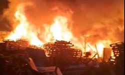 Bursa'da palet fabrikasında yangın çıktı