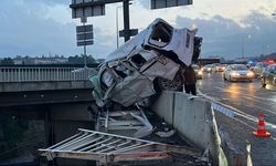 'Uçan Yol'da korkunç kaza! Metrelerce yüksekte asılı kaldı