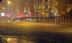 Sarı kodlu uyarı sonrası Antalya’yı sağanak vurdu, yollar göle döndü