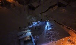 Cami çatısı kar yüküne dayanamadı! İmam anons etti, köylüler kürek ve halatla yardıma koştu