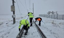 Başkent beyaza büründü: Demir yollarında yoğun kar mesaisi