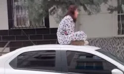 sinir krizi geçiren kadın arabanın yolunu kesip üstünde zıpladı