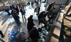 Ankara'da su kesintileri nedeniyle vatandaşlar çeşmelerden su dolduruyor