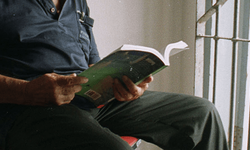 Cezaevlerinde şaşırtan uygulama: Kitap okuyan mahkumun cezası kısalıyor