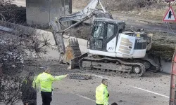 Elmadağ’da tırdaki kepçe köprüye takılarak yola düştü!