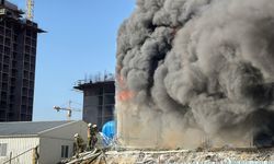 Esenyurt’ta işçi konteyneri alev topuna döndü! 3 katlı yapı kül oldu