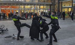 Irkçı polise hayır! Müslüman kadınlardan özür dileyin