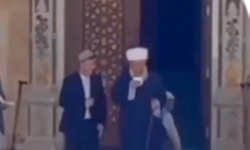 Sosyal medyada gündem olan görüntü: Şeyhin terini sildiği mendili öpüp cebine koydu