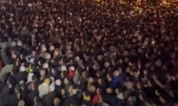 İzmir'de Menzil izdihamı: Saki Erol Türk Bayrağı önünde 'toplu tövbe' ettirdi