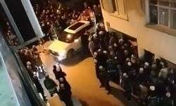 İzmir'de Saki Erol'a tekbirli karşılama: Yüzlerce kişi sokağı kapattı