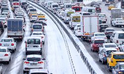 İstanbul güne karla uyandı: Trafik yoğunluğu yüzde 81'e çıktı