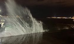 İstanbul’u lodos vurdu: Beşiktaş’ta dalgalar kıyıyı aştı!