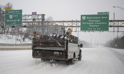 ABD'de tarihi soğuk ve kar: 920 bin kişi elektriksiz kaldı