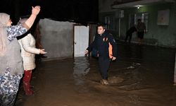 Manisa’yı sel aldı! Elektrikli araç yandı, otomobil dereye sürüklendi