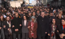 DEM Parti'nin sınırdaki grup toplantısında tansiyon yükseldi, sınıra ilerlemek isteyenlerle arbede yaşandı