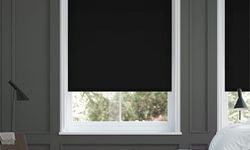 Temiz stor perdelerle yenilenen evler