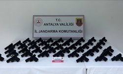 Antalya’da durdurulan araçtan 45 ruhsatsız tabanca çıktı