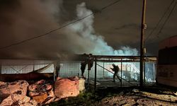 Sultangazi’de korkutan yangın: İki iş yeri kül oldu!