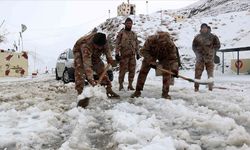Pakistan'da kar yağışı felakete dönüştü: Çığ, evi yuttu!