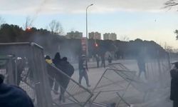 Dev derbi öncesi stadyum çevresi karıştı: Taraftarlar birbirine girdi!