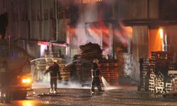Adana OSB’de gece yarısı panik: Ahşap fabrikasında yangın