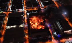 Bursa’da kimyasal fabrikada korkutan yangın: 1 itfaiye eri yaralandı