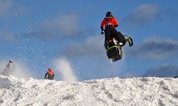 Kar motosikleti heyecanı zirveyeydi! Pistte adrenalin fırtınası