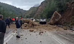 Dev kayalar Isparta-Antalya yolunu kapattı