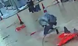 İzmir yine felç: Caddeler göl, vatandaş çukurda