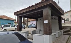 Tarihi çeşme çöplüğe döndü: Muhtar mahalleliyi yazıyla uyardı