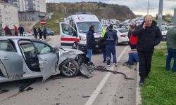 Otomobiller çarpıştı: 3 kişi yaralandı!