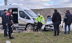 Beypazarı'nda otomobil ile minibüs çarpıştı: 4 yaralı