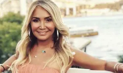 Yonca Evcimik'ten yıllara meydan okuyan tatil! Karadağ pozları olay oldu