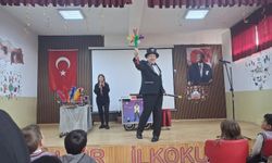 Çıldır’da çocuklara sihirbaz gösterisi: Sihirli çubuktan, minik hayallere