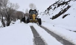 Nisan ortasında kar mesaisi yapıyorlar