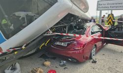 Bartın’da feci kaza! Halk otobüsü otomobilin üzerine devrildi: Çok sayıda yaralı var