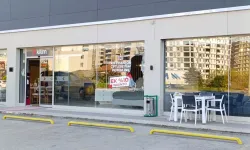 Amasya'da kamyon tekeri dükkana fırladı