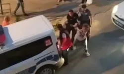 Kuşadası'nda alkollü şahsın öfkesi sokağa taştı: Demir çubuklarla saldırdı, araçları parçaladı