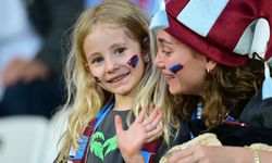Trabzonspor-Konyaspor tribünlerinde renkli görüntüler