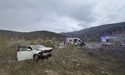 Kastamonu'da yoldan çıkan araç su kanalına düştü