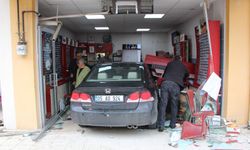 Otomobiliyle çay içmeye gideceği dükkana daldı!