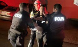 Polise önce yalvardı sonra küfürler edip kaçtı: O anlar kamerada