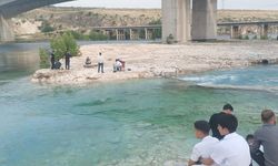 Sular yükselince piknik yaptıkları yerde mahsur kaldılar