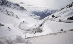 Van'da ulaşıma kapalı kar tüneli için seferberlik
