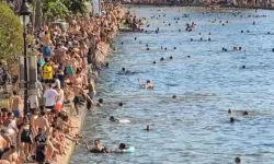 Fransızlar sıcağa dayanamadı, Paris'in göbeğindeki kanal Ganj Nehri'ne döndü!
