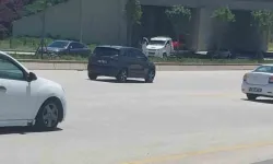 Araçların önüne atlayan kadın sürücü trafiği birbirine kattı