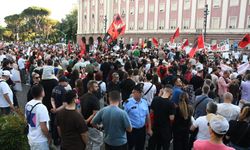 Arnavutluk ayakta!
