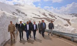 Bayburt'ta karlı yollar için çalışmalar hız kesmeden sürüyor